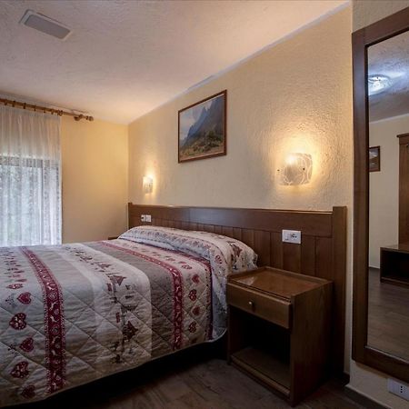 Hotel Cecchin Aosta Exteriör bild