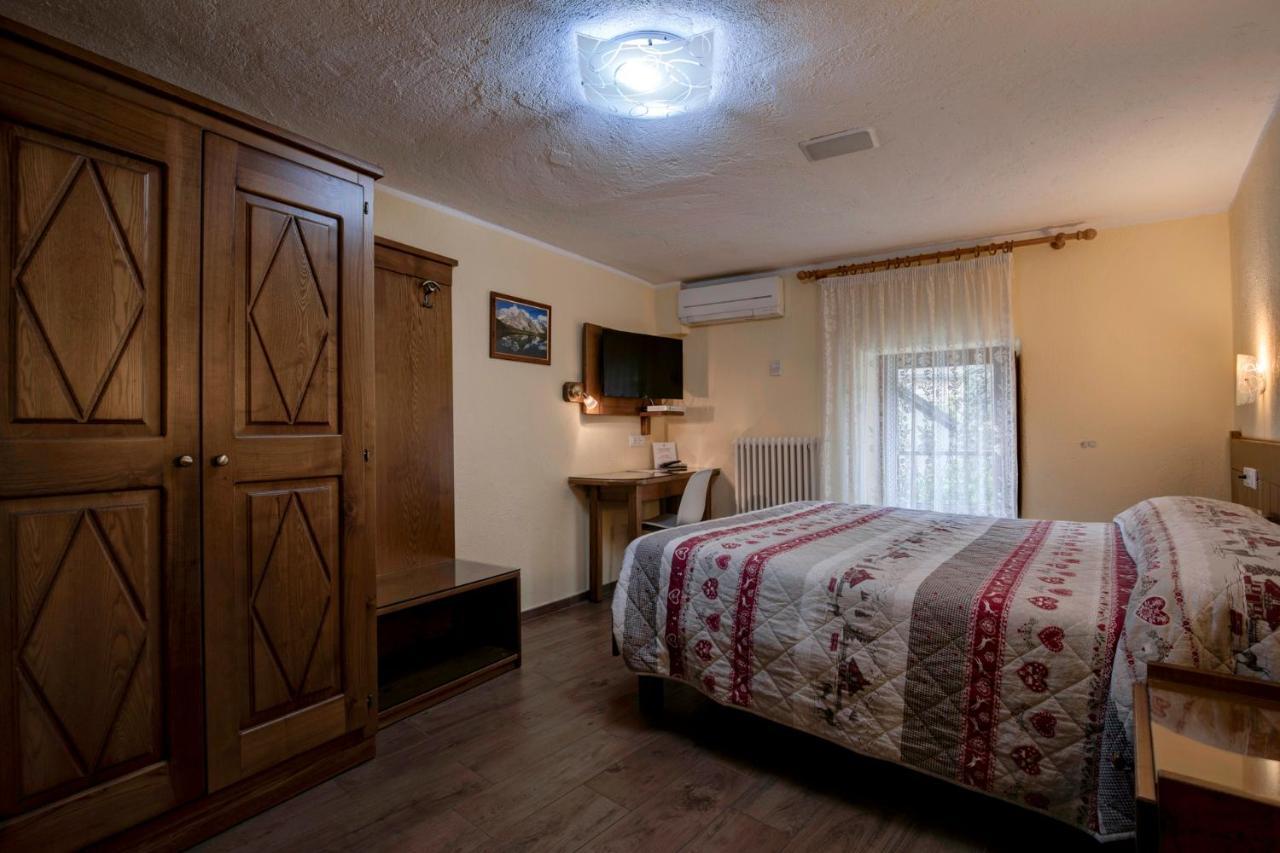 Hotel Cecchin Aosta Exteriör bild