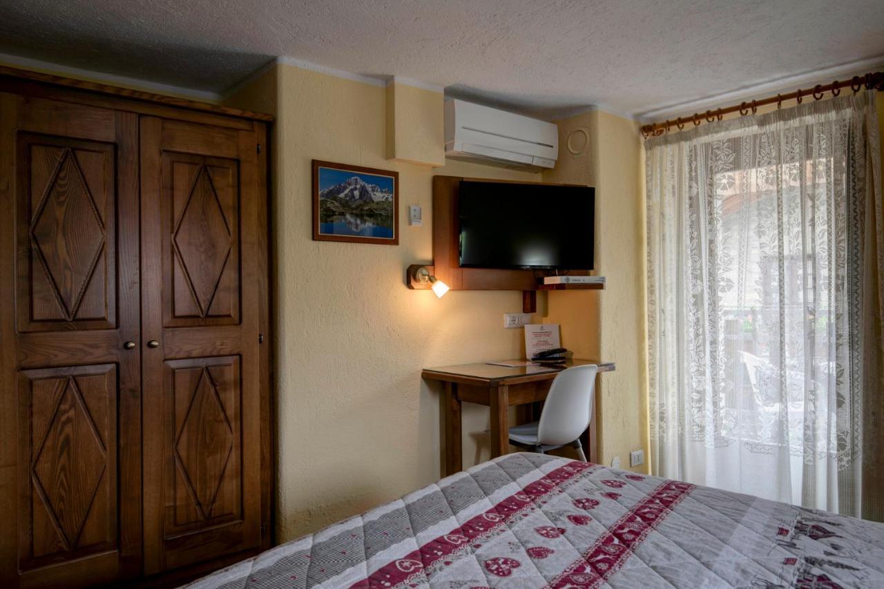 Hotel Cecchin Aosta Exteriör bild