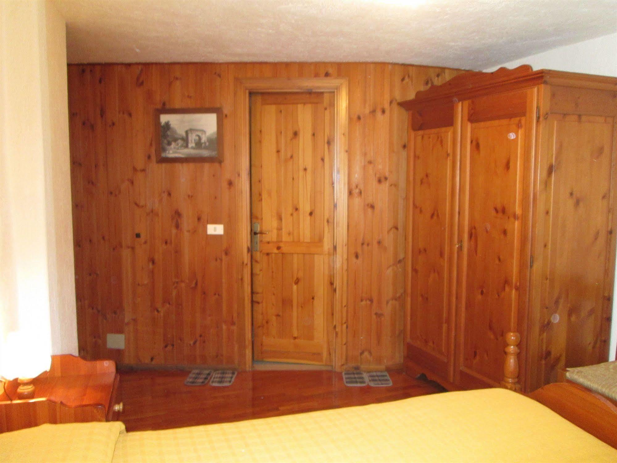 Hotel Cecchin Aosta Exteriör bild