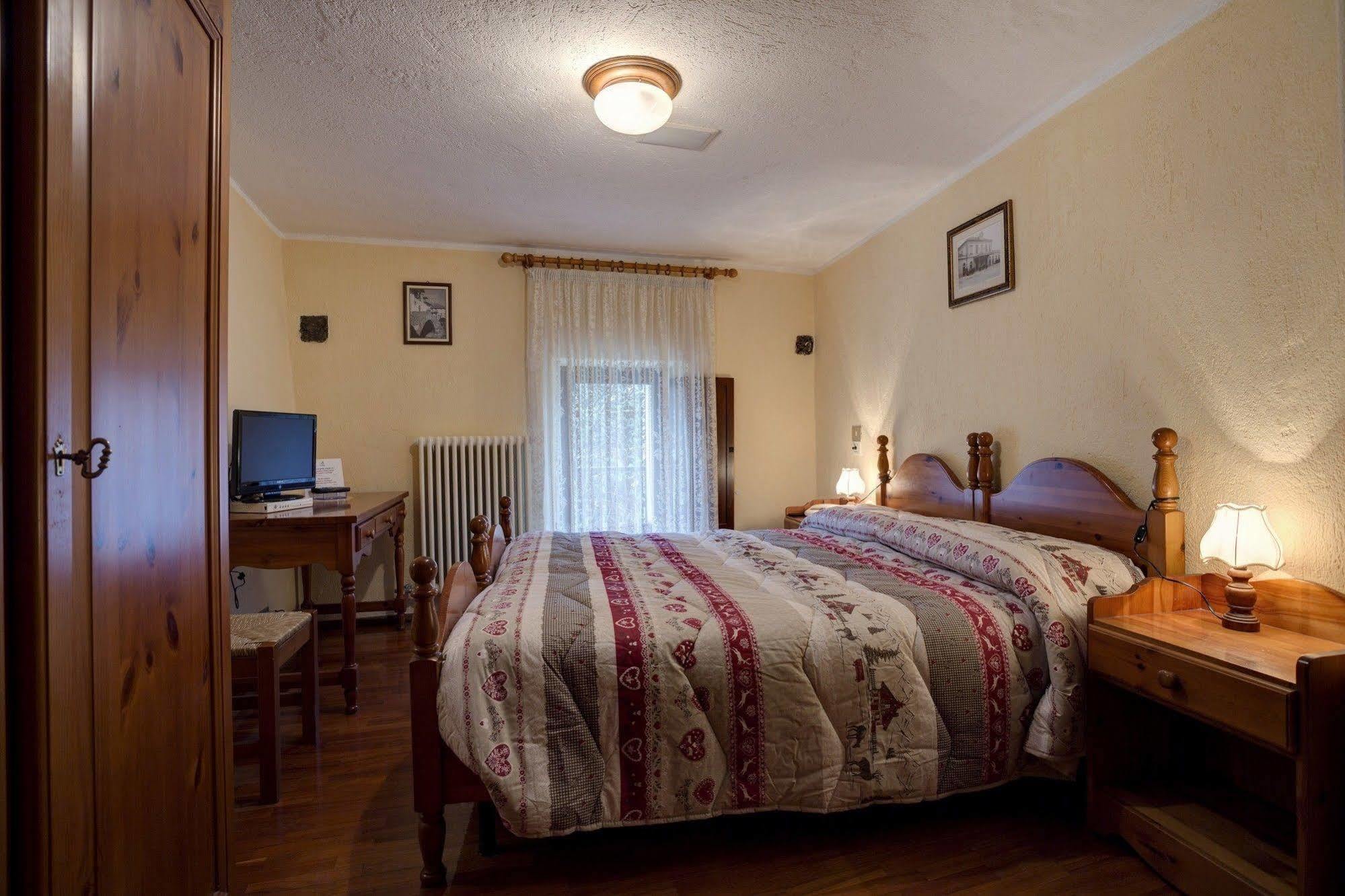 Hotel Cecchin Aosta Exteriör bild