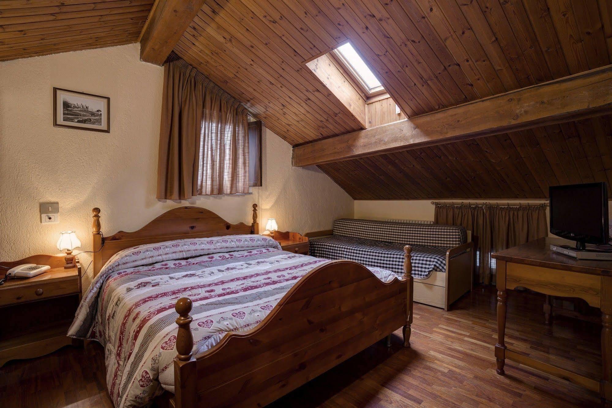 Hotel Cecchin Aosta Exteriör bild