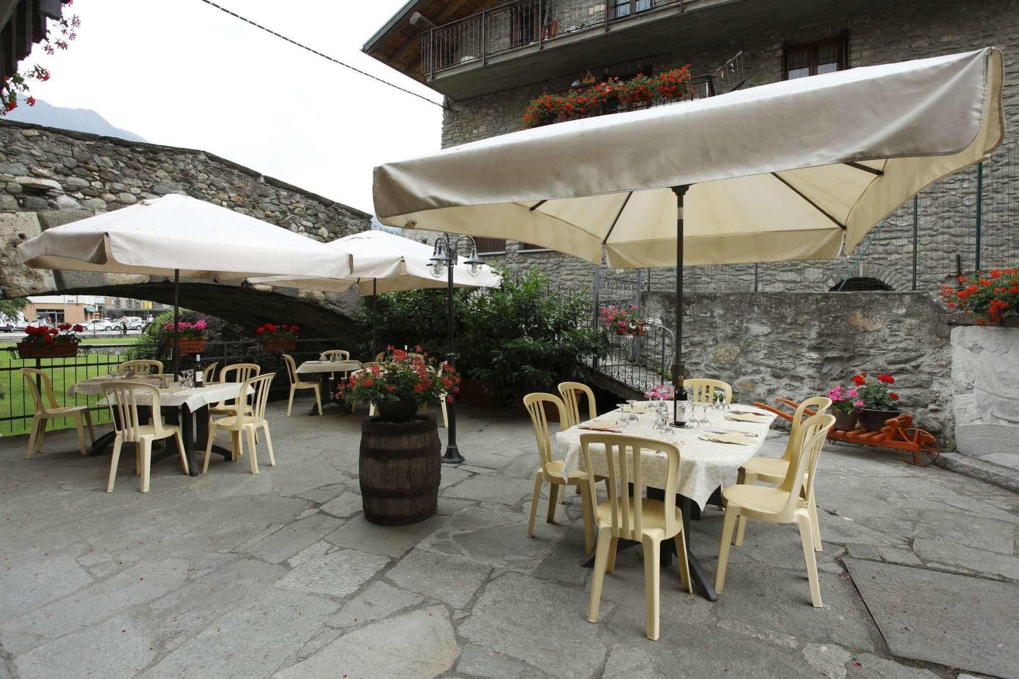 Hotel Cecchin Aosta Exteriör bild